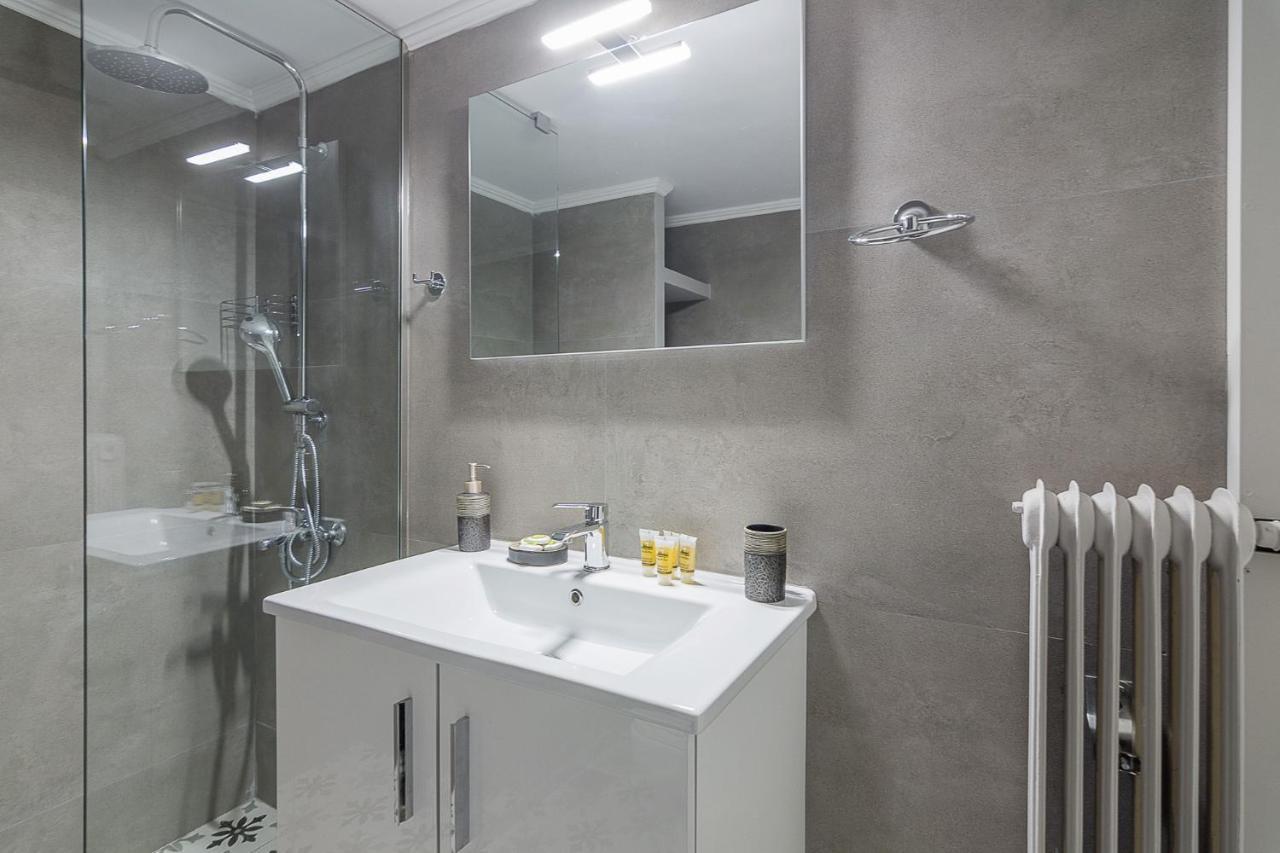 A Modern 2-Bedroom Apartment Near Areios Pagos Aten Exteriör bild